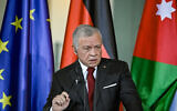 Le roi Abdallah II de Jordanie donne une conférence de presse conjointe avec le chancelier allemand Olaf Scholz après une réunion à la Chancellerie à Berlin, Allemagne, le 17 octobre 2023. (Crédit : Tobias SCHWARZ / AFP)