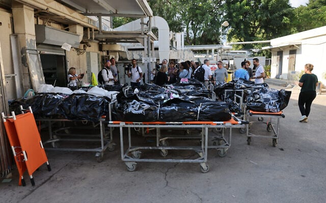 Des corps de personnes tuées lors de l'attaque menée par des terroristes du Hamas dans le sud d'Israël attendent d'être identifiés, devant le Centre national de médecine légale de Tel Aviv, le 16 octobre 2023. (Crédit : AHMAD GHARABLI / AFP) Des corps de personnes tuées lors de l'attaque menée par des terroristes du Hamas dans le sud d'Israël attendent d'être identifiés, devant le Centre national de médecine légale de Tel Aviv, le 16 octobre 2023. (Crédit : AHMAD GHARABLI / AFP)