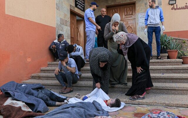 La famille d'un enfant palestinien tué lors d'une frappe aérienne israélienne pleure devant l'hôpital de Khan Yunis, dans le sud de la bande de Gaza, le 17 octobre 2023.(Mohammed Adnan/AFP)