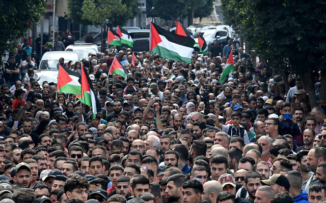 Manifestation à Ramallah, en Cisjordanie, le 18 octobre 2023. (Crédit : YURI CORTEZ / AFP)