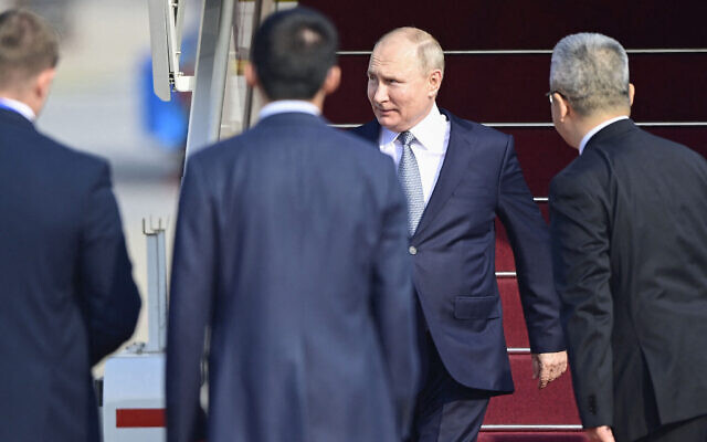 Le président russe Vladimir Poutine arrive à l'aéroport international de Pékin, le 17 octobre 2023. (Crédit : Parker Song / POOL / AFP)