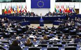 La présidente de la Commission européenne, Ursula von der Leyen, s'exprimant lors d'un débat sur les attaques terroristes du Hamas contre Israël et la situation humanitaire à Gaza, au Parlement européen, à Strasbourg, France, le 18 octobre 2023. (Crédit : Frederick Florin/AFP)
