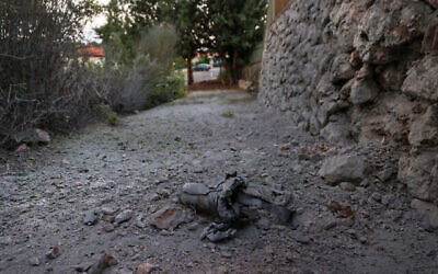 Le fragment d'une roquette tirée depuis le Liban sur Kiryat Shmona, dans le nord d'Israël, près de la frontière avec le Liban, le 18 octobre 2023. (Crédit : Jalaa Marey/AFP) Le fragment d'une roquette tirée depuis le Liban sur Kiryat Shmona, dans le nord d'Israël, près de la frontière avec le Liban, le 18 octobre 2023. (Crédit : Jalaa Marey/AFP)