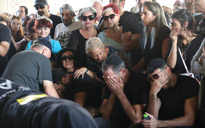 Les proches de Céline Ben David Nagar, tuée lors de l'attaque de la semaine dernière par des terroristes du Hamas en Israël, lors de ses funérailles à Holon, au sud de Tel Aviv, le 17 octobre 2023. (Crédit : GIL COHEN MAGEN / AFP)