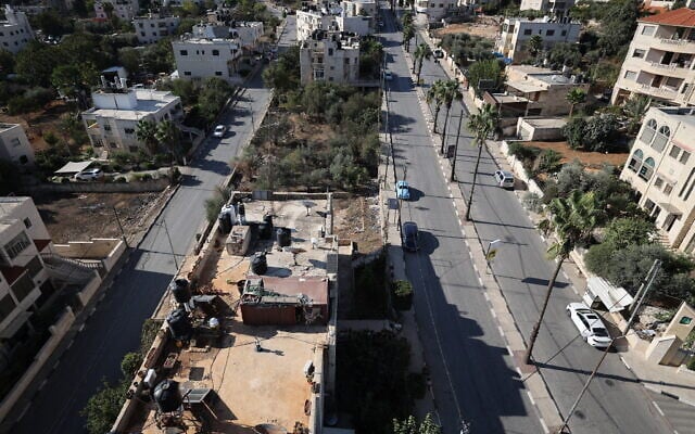 Une route vide pendant une grève générale à Ramallah en Cisjordanie, le 18 octobre 2023. (Crédit : Jaafar Ashtiyeh/AFP) Une route vide pendant une grève générale à Ramallah en Cisjordanie, le 18 octobre 2023. (Crédit : Jaafar Ashtiyeh/AFP)
