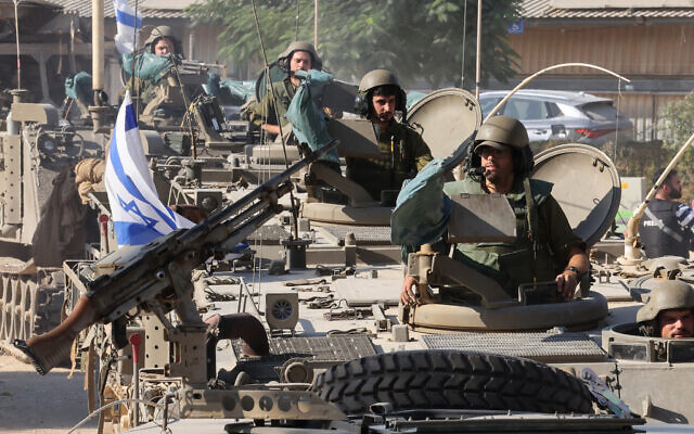 Des soldats israéliens positionnés à l'extérieur du kibboutz Beeri près de la frontière avec la bande de Gaza, le 17 octobre 2023. (Crédit : Jack Guez/AFP)