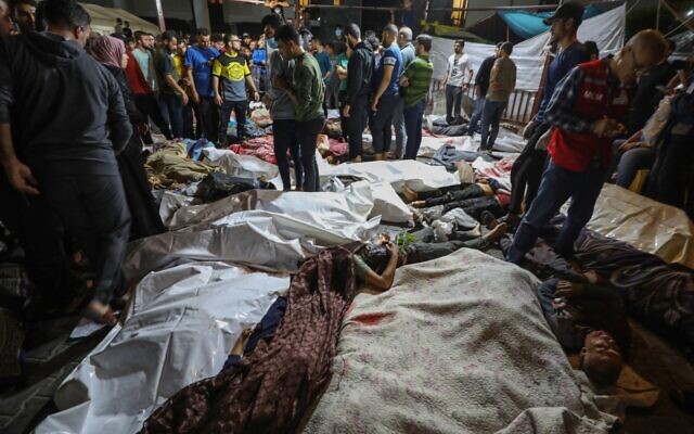 Des corps de Palestiniens tués dans une explosion à l'hôpital Ahli Arab dans le centre de Gaza, après leur transport à l'hôpital Al-Shifa, le 17 octobre 2023. (Crédit : Dawood Nemer/AFP)
