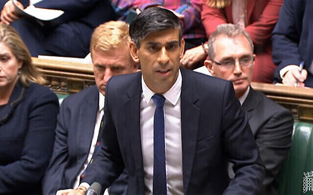 Capture d'écran d'une séquence de l'Unité d'enregistrement parlementaire (PRU) du Parlement britannique qui donne à voir le Premier ministre britannique Rishi Sunak en train de s'exprimer lors de la séance des questions au Premier ministre (PMQ), à la Chambre des communes de Londres, le 18 octobre 2023. (Crédit : PRU / AFP)