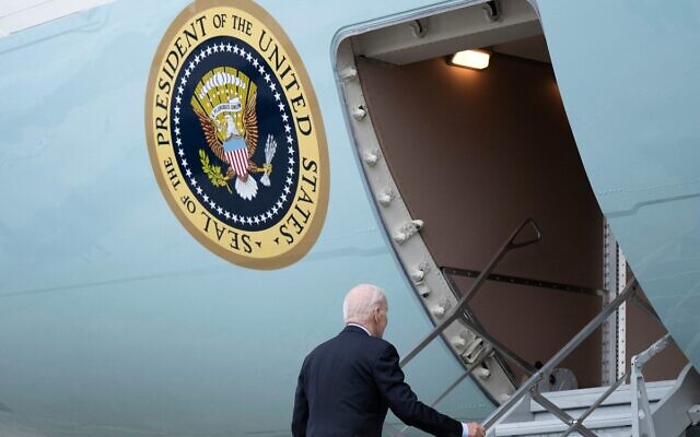 Le président américain Joe Biden monte à bord d'Air Force One à la Joint Base Andrews dans le Maryland, le 17 octobre 2023, en route vers Israël. (Crédit : Brendan Smialowski / AFP)