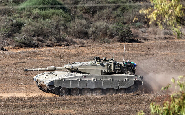 Un char de combat Merkava de l’armée israélienne se déplaçant le long de la frontière avec la bande de Gaza près de la ville méridionale de Sderot, le 18 octobre 2023. (Crédit : Jack Guez/AFP) Un char de combat Merkava de l’armée israélienne se déplaçant le long de la frontière avec la bande de Gaza près de la ville méridionale de Sderot, le 18 octobre 2023. (Crédit : Jack Guez/AFP)