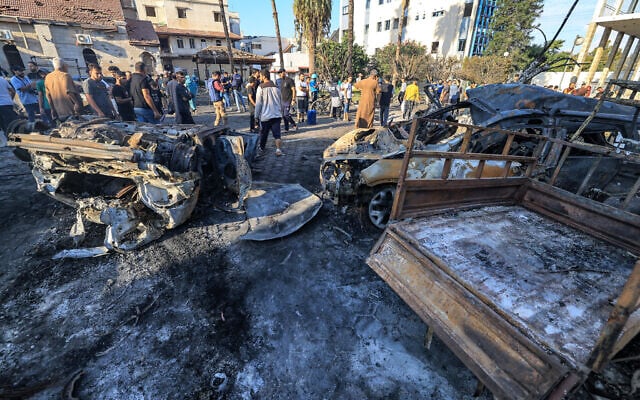 Des personnes fouillant les débris à l'extérieur du site de l'hôpital Ahli Arab, à la suite d'une explosion, dans le centre de Gaza, le 18 octobre 2023. (Crédit : Mahmud Hams/AFP) Des personnes fouillant les débris à l'extérieur du site de l'hôpital Ahli Arab, à la suite d'une explosion, dans le centre de Gaza, le 18 octobre 2023. (Crédit : Mahmud Hams/AFP)