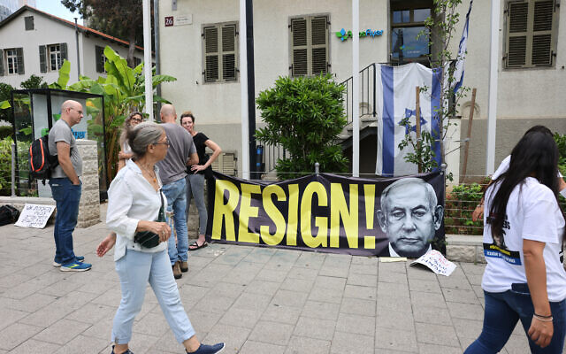 Une banderole sur laquelle on peut lire "Démission !" à côté de l'image du Premier ministre israélien Benjamin dans la ville de Tel Aviv le 18 octobre 2023, en pleine guerre contre le Hamas. (Crédit : AHMAD GHARABLI / AFP) Une banderole sur laquelle on peut lire "Démission !" à côté de l'image du Premier ministre israélien Benjamin dans la ville de Tel Aviv le 18 octobre 2023, en pleine guerre contre le Hamas. (Crédit : AHMAD GHARABLI / AFP)