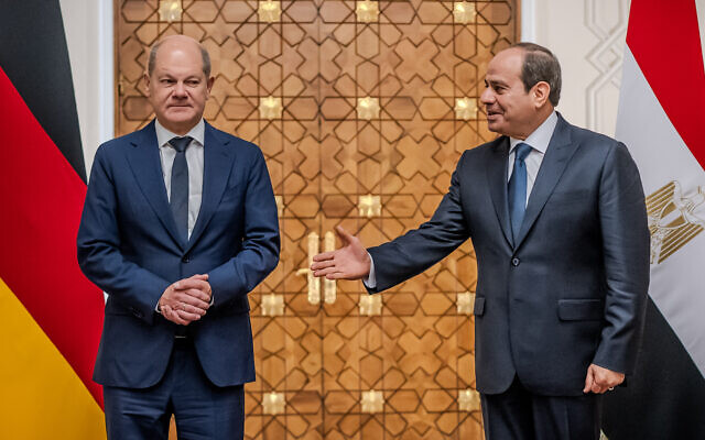 Le chancelier allemand Olaf Scholz (à gauche) aux côtés du président égyptien Abdel Fattah al-Sissi au Caire le 18 octobre 2023. (Crédit : Michael Kappeler / POOL / AFP) Le chancelier allemand Olaf Scholz (à gauche) aux côtés du président égyptien Abdel Fattah al-Sissi au Caire le 18 octobre 2023. (Crédit : Michael Kappeler / POOL / AFP)