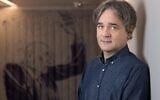Riss, caricaturiste français et directeur de la rédaction de Charlie Hebdo, au Mémorial de la Shoah de Paris, le 18 octobre 2023, pour son exposition réunissant les dessins qu'il a réalisés lors du procès de Maurice Papon, fonctionnaire du gouvernement de Vichy jugé en 1997/98 pour crimes contre l'humanité. (Crédit : JOEL SAGET / AFP)