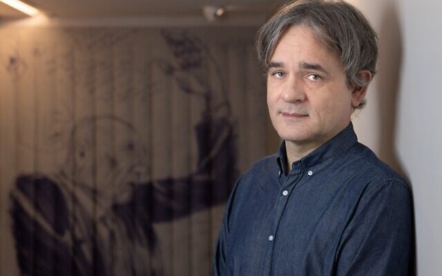 Riss, caricaturiste français et directeur de la rédaction de Charlie Hebdo, au Mémorial de la Shoah de Paris, le 18 octobre 2023, pour son exposition réunissant les dessins qu'il a réalisés lors du procès de Maurice Papon, fonctionnaire du gouvernement de Vichy jugé en 1997/98 pour crimes contre l'humanité. (Crédit : JOEL SAGET / AFP)