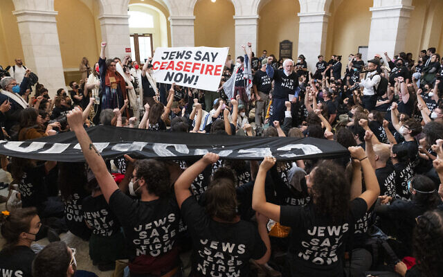 Des membres du mouvement Jewish Voice for Peace protestent contre l'opération militaire israélienne à Gaza, au Capitole américain, à Washington, le 18 octobre 2023. (Crédit : ROBERTO SCHMIDT / AFP) Des membres du mouvement Jewish Voice for Peace protestent contre l'opération militaire israélienne à Gaza, au Capitole américain, à Washington, le 18 octobre 2023. (Crédit : ROBERTO SCHMIDT / AFP)