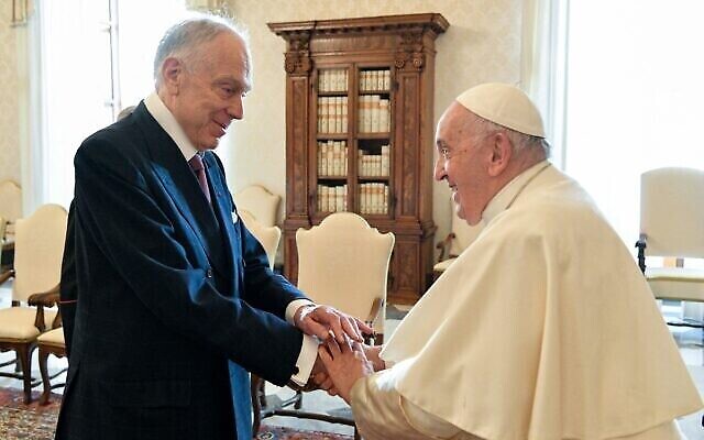 Le pape François lors d'une audience avec Ronald Lauder, président du Congrès juif mondial, au Vatican, le 19 octobre 2023. (Crédit : Handout/Vatican Media/AFP)