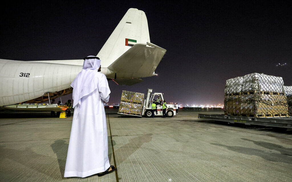 L'aide humanitaire fournie par les Nations Unies  chargée dans un avion de transport militaire turbopropulsé C-130H-30 Hercules de l'United Arab Emirates Air Force à l'aéroport international de Dubaï avant son départ pour Le Caire, le 19 octobre 2023. (Crédit : Giuseppe Cacace/AFP)