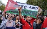 Un homme tenant un drapeau palestinien lors d'une manifestation à Paris, le 19 octobre 2023. (Crédit : Dimitar Dilkoff/AFP)