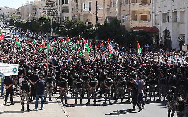 Des manifestants scandant des slogans près de l'ambassade d'Israël dans le cadre de la guerre entre Israël et le groupe terroriste palestinien du Hamas qui contrôle Gaza, à Amman, le 20 octobre 2023. (Crédit : Khalil Mazraawi/AFP)