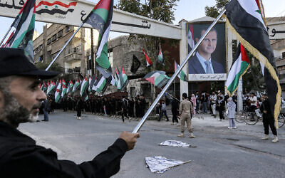 Des membres palestiniens du Jihad islamique au camp de réfugiés de Yarmouk, au sud de Damas, la capitale de la Syrie, le 21 octobre 2023. (Crédit : Louaï Beshara/AFP)