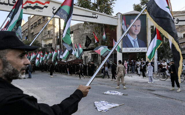 Des membres palestiniens du Jihad islamique au camp de réfugiés de Yarmouk, au sud de Damas, la capitale de la Syrie, le 21 octobre 2023. (Crédit : Louaï Beshara/AFP)