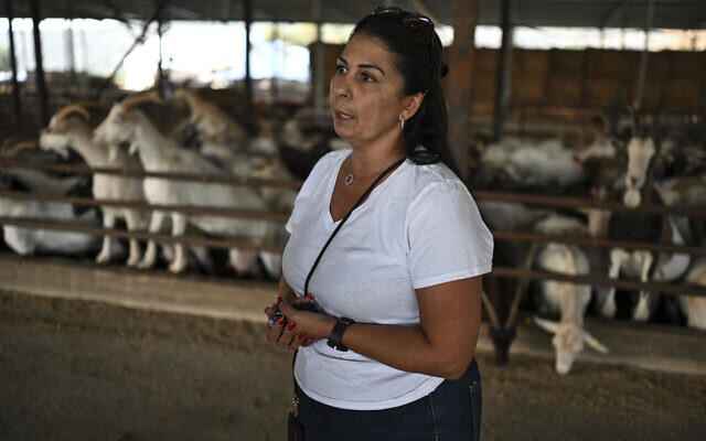 L'agricultrice israélienne Elanit Kalfon parle lors d'une interview devant l'un de ses enclos à chèvres dans une ferme du village de Goren, près de la frontière nord avec le Liban, le 22 octobre 2023, alors que les combats se poursuivent entre Israël et le Hamas. (Crédit : Yuri CORTEZ / AFP)