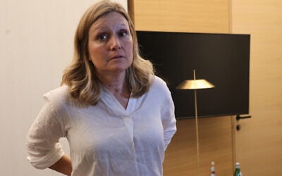 La présidente de l'Assemblée nationale française, Yael Braun-Pivet, s'adresse à la presse à l'aéroport Ben Gurion près de Tel Aviv le 22 octobre 2023, à son arrivée dans le cadre des combats entre Israël et le groupe palestinien Hamas. (Crédit : GIL COHEN-MAGEN / AFP)