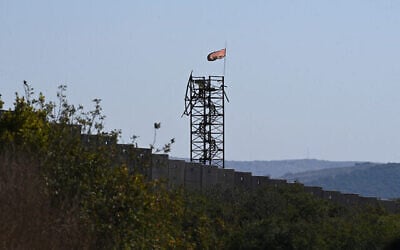 Photo prise, lors d'une visite organisée par l'armée israélienne pour la presse, de la barrière frontalière séparant le nord d'Israël du sud Liban, le 21 octobre 2023. (Crédit : Yuri Cortez/AFP) Photo prise, lors d'une visite organisée par l'armée israélienne pour la presse, de la barrière frontalière séparant le nord d'Israël du sud Liban, le 21 octobre 2023. (Crédit : Yuri Cortez/AFP)