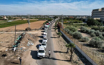 Des camions d'aide humanitaire arrivant à un entrepôt à Khan Younis dans le sud de la bande de Gaza, après avoir traversé la frontière de Rafah depuis l'Égypte, le 21 octobre 2023. (Crédit : Belal Al Sabbagh/AFP)