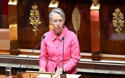 La Première ministre française, Elisabeth Borne, prononçant un discours lors d'une session parlementaire consacrée à la situation au Moyen-Orient dans le contexte de la guerre entre Israël et le Hamas, à l'Assemblée nationale, à Paris, le 23 octobre 2023.  (Crédit : Bertrand Guay/AFP)