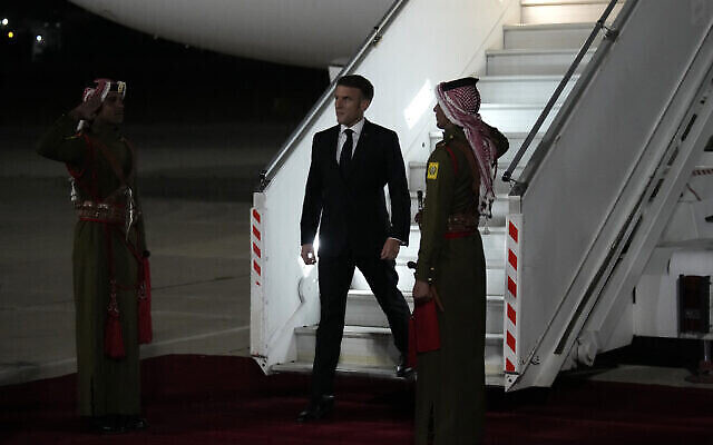 Le président Emmanuel Macron arrive à Amman le 24 octobre 2023. (Crédit : Christophe Ena / POOL / AFP)