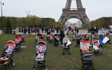 Des poussettes avec des photos de jeunes otages emmenés par les terroristes du Hamas, lors d'une manifestation pour demander leur libération au Champ de Mars, devant la Tour Eiffel, à Paris, le 26 octobre 2023. (Crédit : Dimitar DILKOFF / AFP)