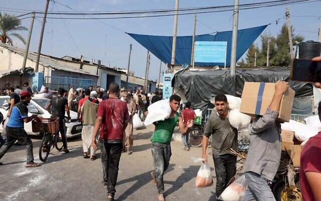 Des Palestiniens collectent des boîtes et des sacs dans un centre de l'ONU qui distribue des produits alimentaires aux Palestiniens locaux ou déplacés dans la bande de Gaza, à Deir al-Balah, le 28 octobre 2023. (Crédit : MOHAMMED ABED / AFP) Des Palestiniens collectent des boîtes et des sacs dans un centre de l'ONU qui distribue des produits alimentaires aux Palestiniens locaux ou déplacés dans la bande de Gaza, à Deir al-Balah, le 28 octobre 2023. (Crédit : MOHAMMED ABED / AFP)