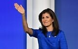 La candidate à la présidence républicaine des États-Unis, Nikki Haley, salue après s’être adressée au public du Republican Jewish Coalition (RJC) Annual Leadership Summit, le 28 octobre 2023 au Venetian Conference Center de Las Vegas, dans le Nevada. (Crédit : Frederic J. BROWN / AFP)