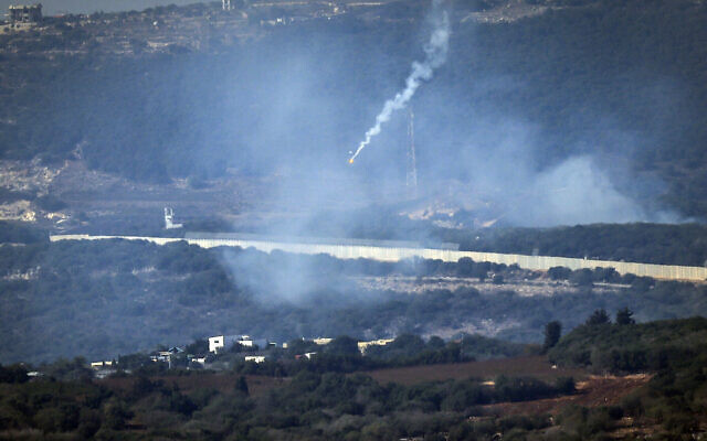 Des fusées éclairantes sont tirées depuis le nord d'Israël sur le village d'Aita al-Shaab, à la frontière sud du Liban, le 28 octobre 2023. (Crédit : Fadel Senna/AFP) Des fusées éclairantes sont tirées depuis le nord d'Israël sur le village d'Aita al-Shaab, à la frontière sud du Liban, le 28 octobre 2023. (Crédit : Fadel Senna/AFP)