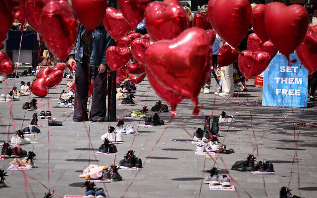 Des membres de la communauté juive australienne participant à un rassemblement appelé Balloons of Hope, qui représente les otages israéliens actuellement détenus par le Hamas, à Sydney, le 27 octobre 2023. (Crédit : David Gray/AFP)