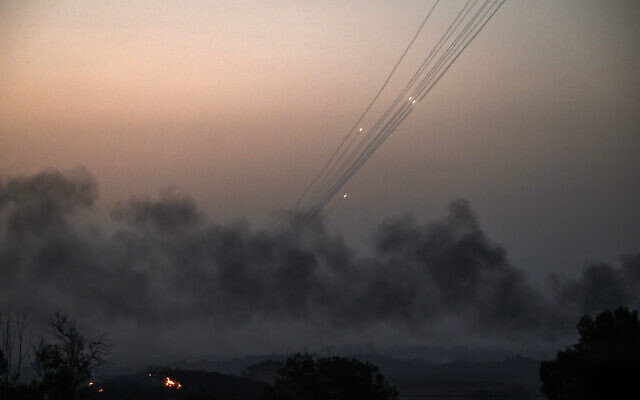 Une photo prise depuis la ville de Sderot, dans le sud d'Israël, montre des roquettes tirées depuis Gaza vers Israël, alors que de la fumée s'élève suite aux frappes israéliennes, le 28 octobre 2023. (Crédit : Aris Messinis/AFP) Une photo prise depuis la ville de Sderot, dans le sud d'Israël, montre des roquettes tirées depuis Gaza vers Israël, alors que de la fumée s'élève suite aux frappes israéliennes, le 28 octobre 2023. (Crédit : Aris Messinis/AFP)