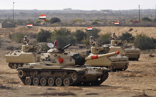 Des chars égyptiens déployés près du poste frontière de Rafah, au nord de l'Égypte, le 31 octobre 2023. (Crédit : Khaled Desouki/AFP) Des chars égyptiens déployés près du poste frontière de Rafah, au nord de l'Égypte, le 31 octobre 2023. (Crédit : Khaled Desouki/AFP)