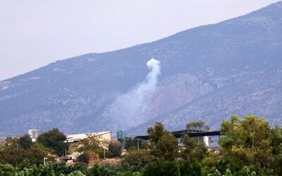 Une photo prise près du moshav Kfar Yuval dans le nord d'Israël montrant des tirs d'obus israéliens du côté libanais de la frontière, le 30 octobre 2023. (Crédit : Jalaa Marey/AFP)