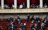 Un représentant des familles des otages du Hamas applaudi à l'Assemblée nationale, à Paris, le 31 octobre 2023. (Crédit : EMMANUEL DUNAND / AFP)