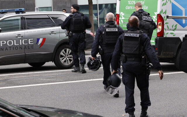 Des policiers français quittent une station de métro après qu'une femme proférant des menaces dans une rame de RER a été blessée par balle par la police, à Paris le 31 octobre 2023. (Crédit : Geoffroy VAN DER HASSELT / AFP) Des policiers français quittent une station de métro après qu'une femme proférant des menaces dans une rame de RER a été blessée par balle par la police, à Paris le 31 octobre 2023. (Crédit : Geoffroy VAN DER HASSELT / AFP)