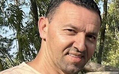 Yossi Sharabi, pris en otage par les terroristes du Hamas lorsqu'ils ont mené un assaut sur le kibboutz Beeri le 7 octobre 2023. (Crédit : Autorisation) Yossi Sharabi, pris en otage par les terroristes du Hamas lorsqu'ils ont mené un assaut sur le kibboutz Beeri le 7 octobre 2023. (Crédit : Autorisation)