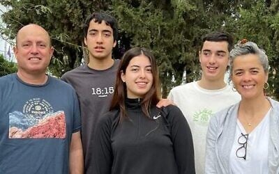De gauche à droite : Aviv, Yonatan, Rotem, Yiftach et Livnat Kutz. La famille a été assassinée par le Hamas à Kfar Azza le 7 octobre 2023. (Crédit : Facebook ; utilisée conformément à la clause 27a sur la loi du copyright)