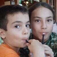 Erez et Sahar Calderon, pris en otage par le Hamas avec leur père Ofer Calderon le 7 octobre 2023. (Crédit : Autorisation)