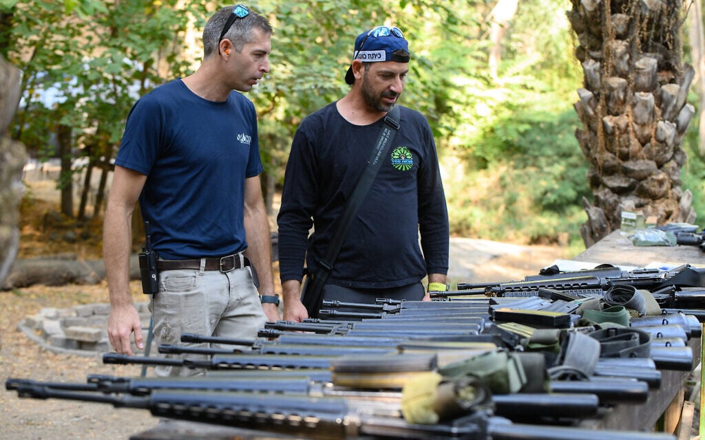 Distribution d'armes aux forces de l’ordre, près de la frontière nord d'Israël avec le Liban, le 12 octobre 2023. (Crédit : Ayal Margolin/Flash90)