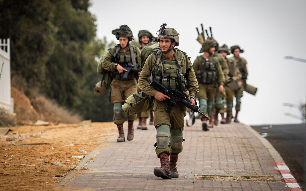 Les forces de sécurité israéliennes patrouillent dans la ville de Sderot, dans le sud d'Israël, le 11 octobre 2023. (Crédit : Oren Ben Hakoon/Flash90)