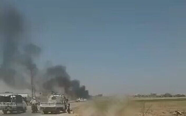 Illustration : Images de la scène d'une attaque présumée de drone américain dans l'est de la Syrie, le 18 juillet 2021. (Crédit : Capture d'écran Twitter) Illustration : Images de la scène d'une attaque présumée de drone américain dans l'est de la Syrie, le 18 juillet 2021. (Crédit : Capture d'écran Twitter)