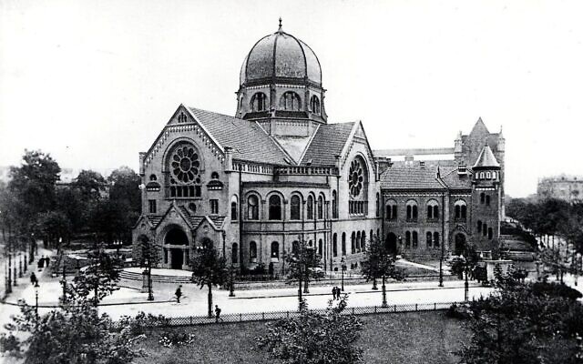 La synagogue Bornplatz, qui accueillait 1 200 fidèles avant d'être détruite lors de la Nuit de Cristal, à Hambourg, en Allemagne. (Crédit : Wikimedia Commons via JTA) La synagogue Bornplatz, qui accueillait 1 200 fidèles avant d'être détruite lors de la Nuit de Cristal, à Hambourg, en Allemagne. (Crédit : Wikimedia Commons via JTA)
