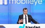 Le professeur Amnon Shashua, co-fondateur et PDG de Mobileye, s'exprimant après l'entrée en bourse de la filiale d'Intel, à la bourse du Nasdaq, à New York, le 26 octobre 2022. (Crédit : Nasdaq)
